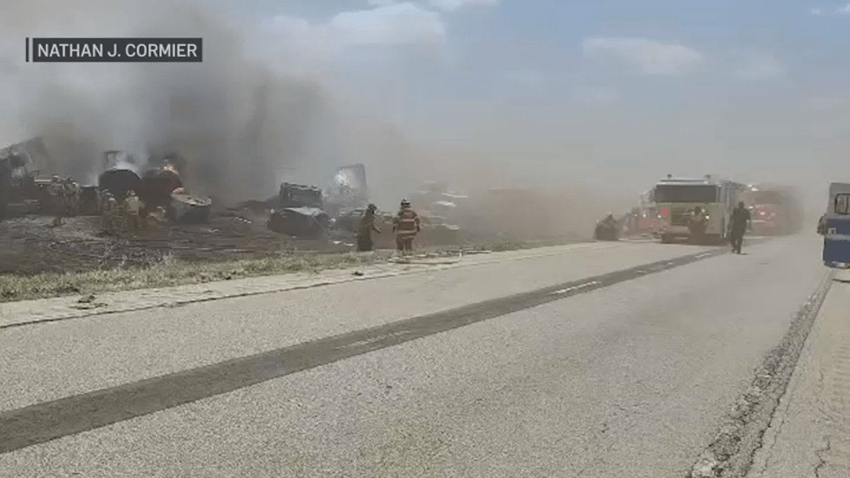 Dust Storm Causes Deadly Crash in South-Central Illinois, Interstate 55 - Chicago Dust Storm Chaos: High Winds And Dry Soil Trigger Hazardous Travel Conditions