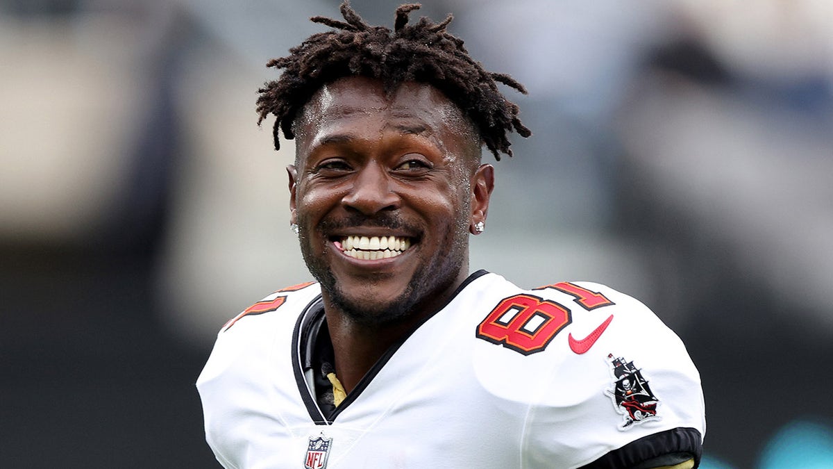 Ex-NFL linebacker believes Antonio Brown's career is Hall of Fame - How Old Is Antonio Brown? NFL Star’s Age And Comeback Talk