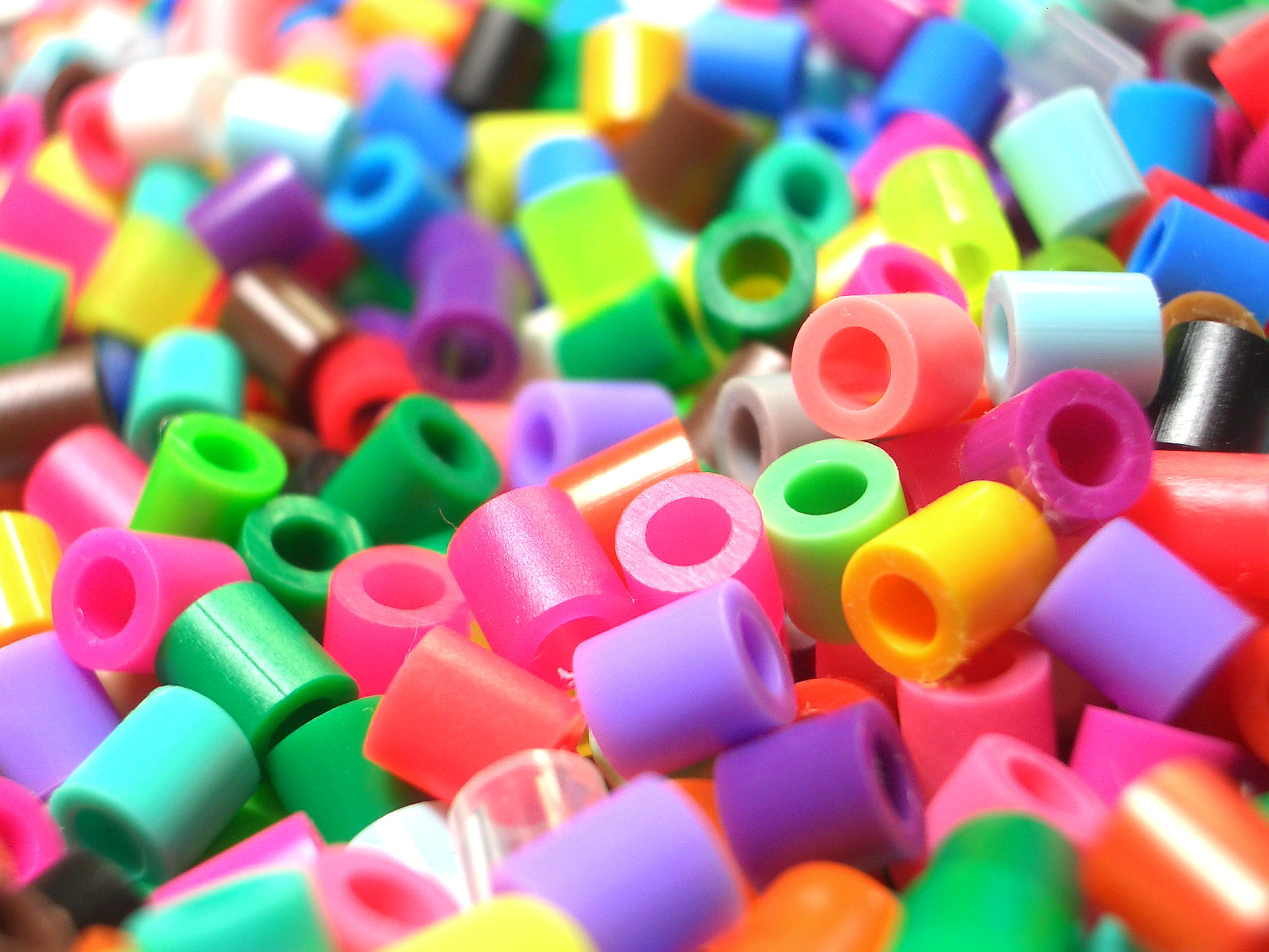 File:Plastic beads1.jpg - Wikimedia Commons - Plastic Box For First Aid Kit