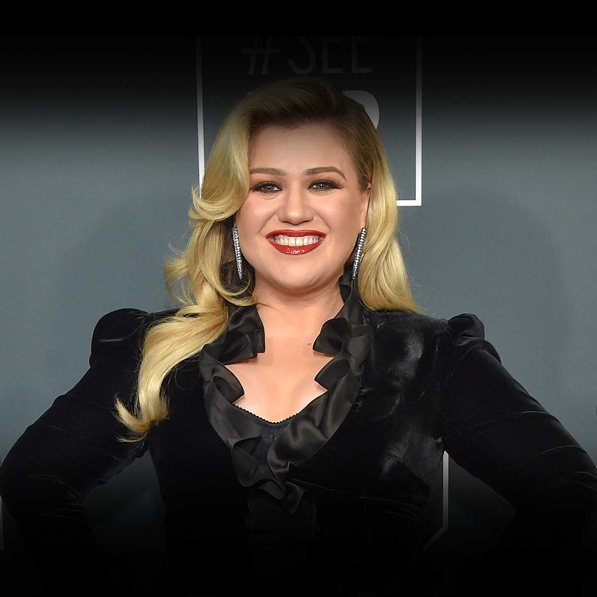 Kelly Clarkson - Age, Bio, Birthday, Family, Net Worth | Famous Peple - How Old Is Kelly Clarkson? Singer And Host’s Age In 2025