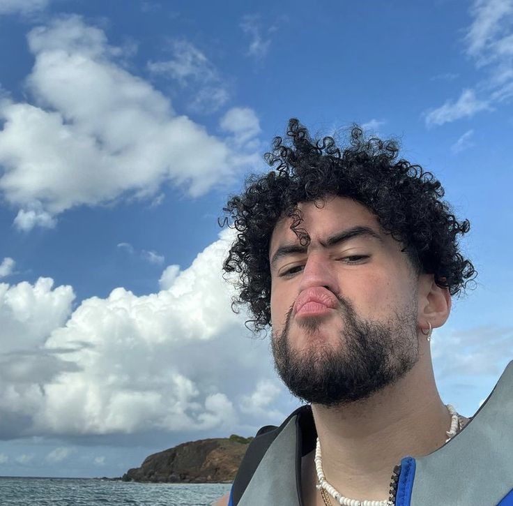 Pin de emily em bad bunny | Rapper - How Tall Is Bad Bunny? Rapper’s Height And Presence
