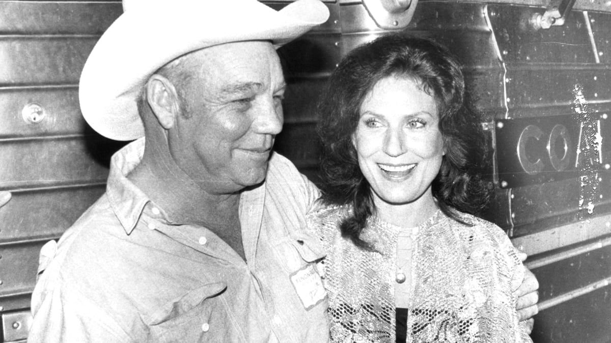 Was Loretta Lynn Married To Johnny Cash? - How Old Was Loretta Lynn When She Got Married?
