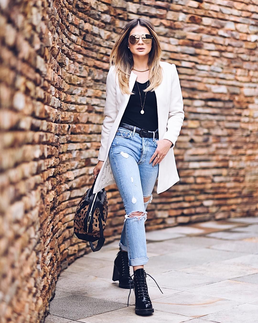 Combat boots: como incluí-las no look com muito estilo | Looks coturno - Look At The Figure Below Which Of The Following Statements