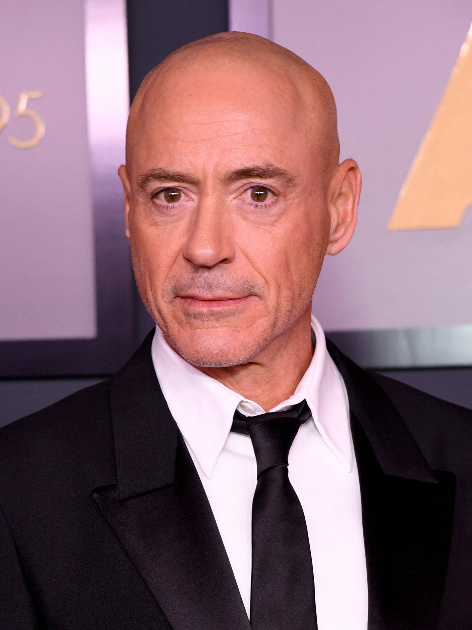 Fans geschockt: - Robert Downey Jr. zeigt erstmals seine Vollglatze - Robert Earl Keen Lyle Lovett Concert George Bush Library