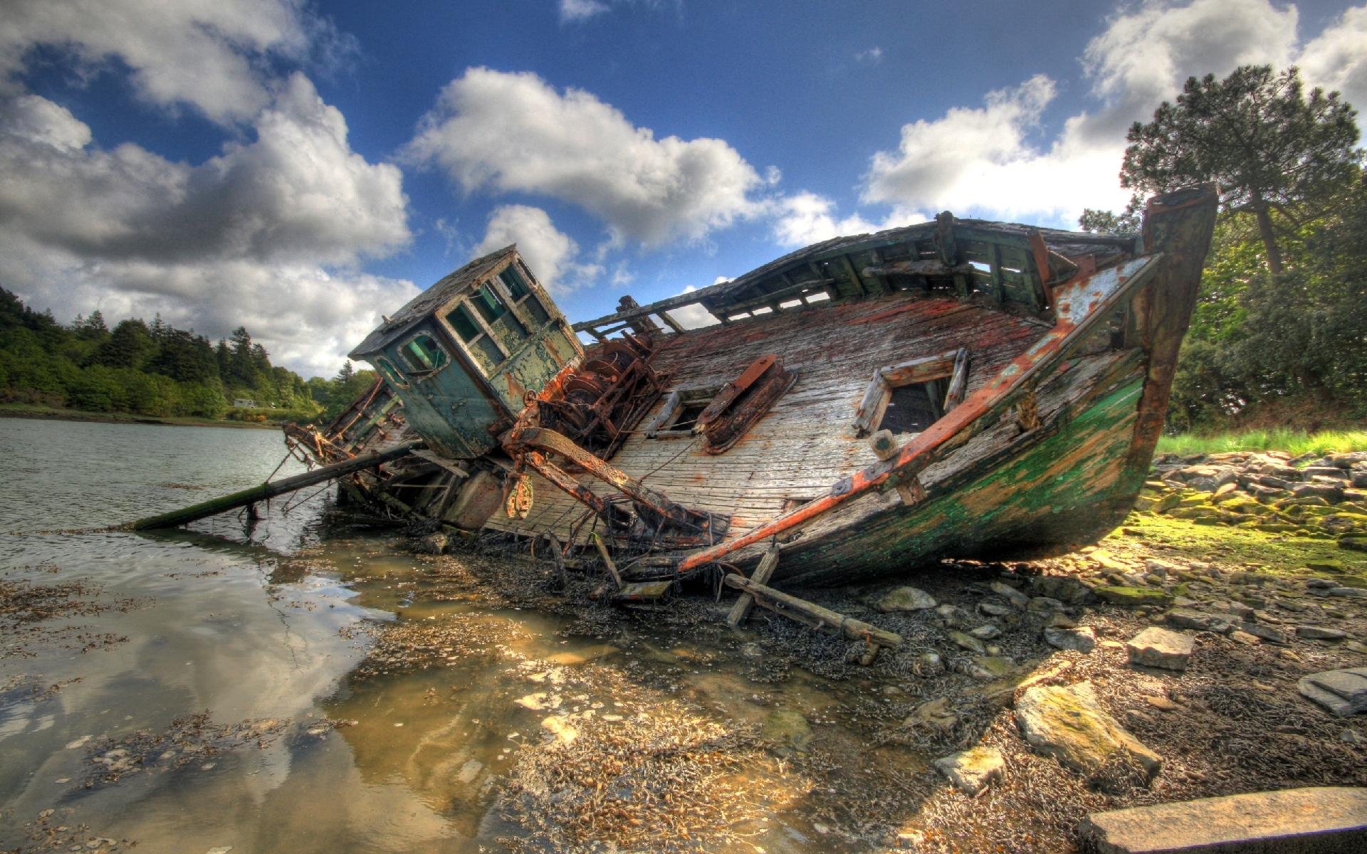 HD Wallpaper of a Wrecked Vehicle on Tranquil Waters - Wreck On I-24 Paducah Ky Today