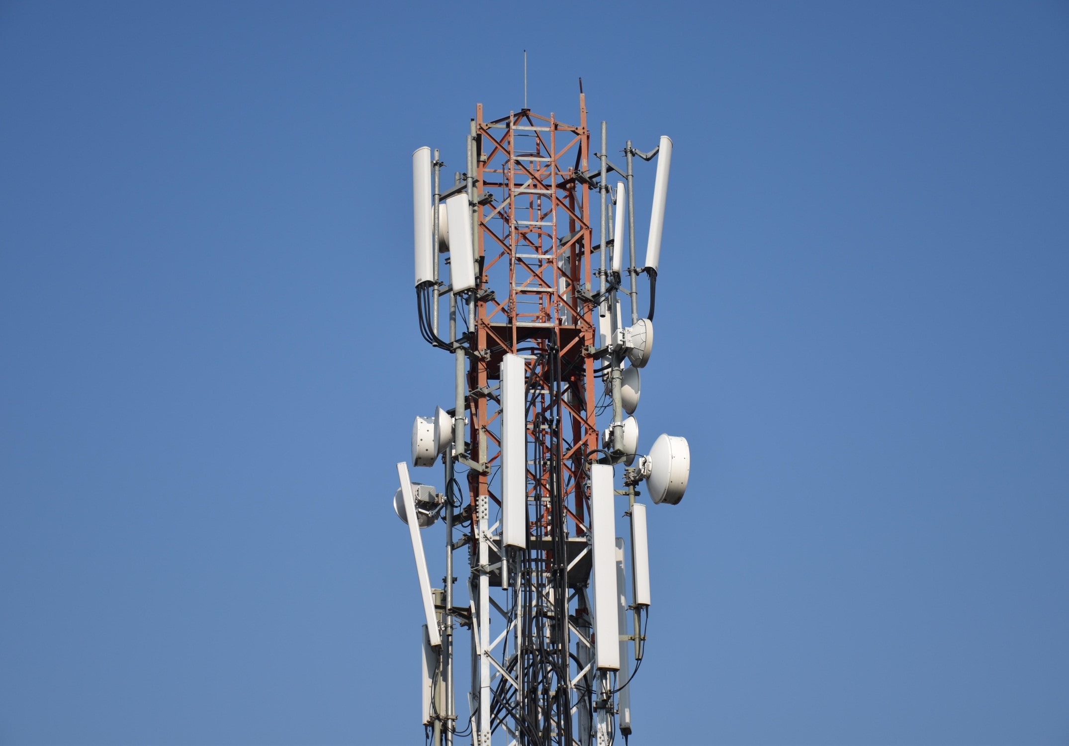 How Much Does it Cost to Build a Cell Tower? - Dgtl Infra - How Much Does It Cost To Build A Cell Tower