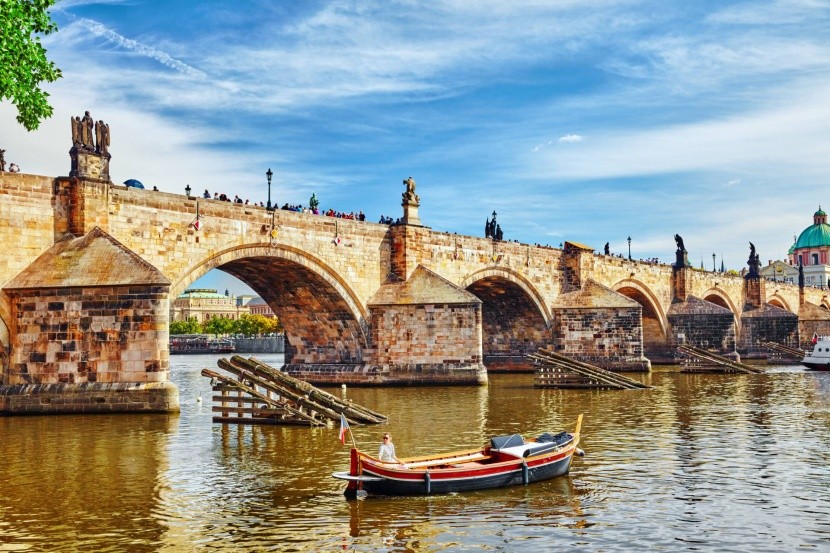 Karlův most, symbol Prahy a nejstarší most přes Vltavu | Blog Invia.cz - Most Famous Beach In The World