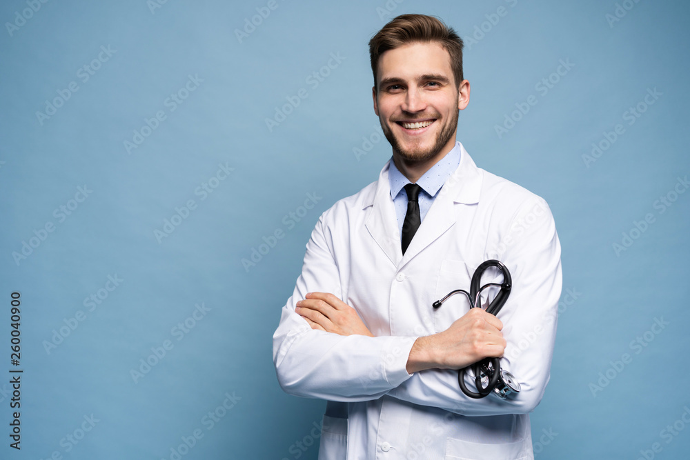Portrait of confident young medical doctor on blue background. foto de - Dr Bill Dorfman Dds Century City Aesthetic Dentistry