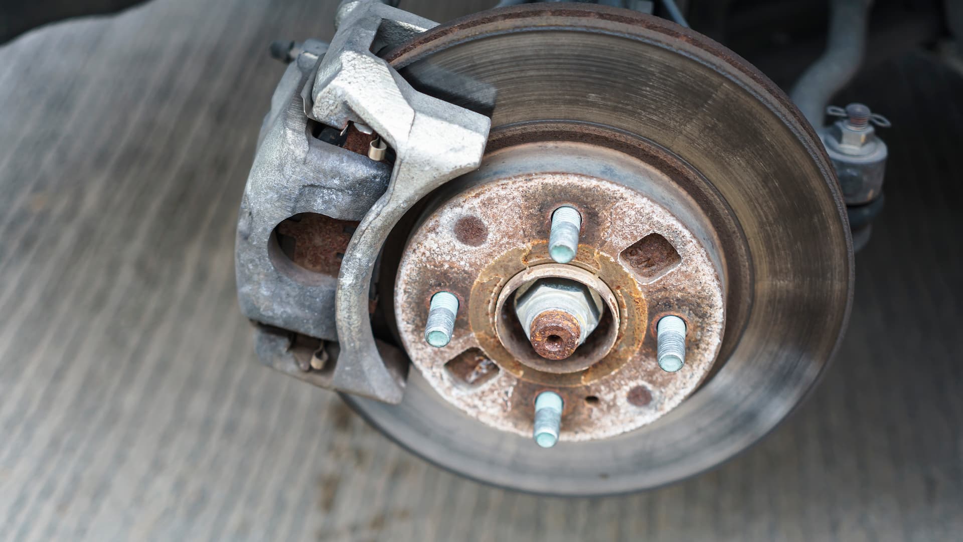 Signs & Symptoms Of Low Brake Fluid - Brake Light And Battery Light On