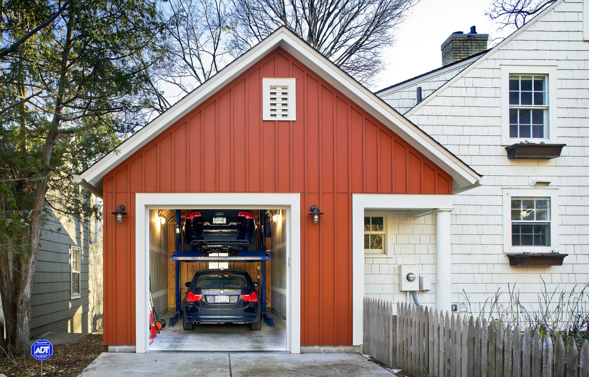 The city lot wasn’t large enough for a two-car garage, so architect - Garage Workshop Automotive Database Repair Software Workshop Data